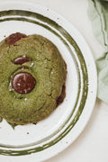 Cookie vegan au matcha et chocolat présenté sur une assiette blanche, fait à Montréal avec amour